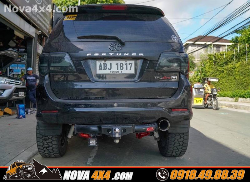 Xe bán tải Toyota hilux 2019 thay mâm độ 17 inch hầm hố