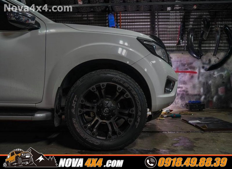 Xe dòng xe Hilux 2018 2019 2020 thay mâm lốp 18 inch chất